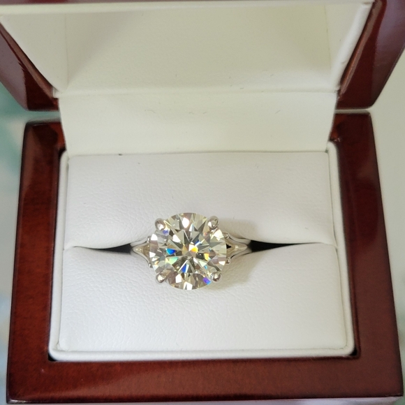 New 5ct Beautiful Moissanite Ring, Size 7 - Picture 3 of 10